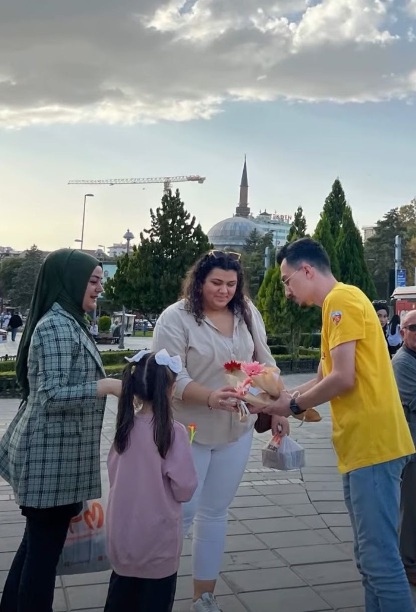 Kapalı Kale, kadınlara 500 çiçek dağıttı